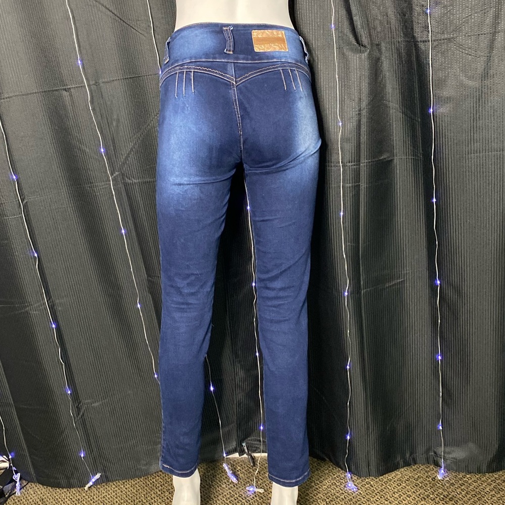 Booty Popping Jeans - Picture 3 of 11